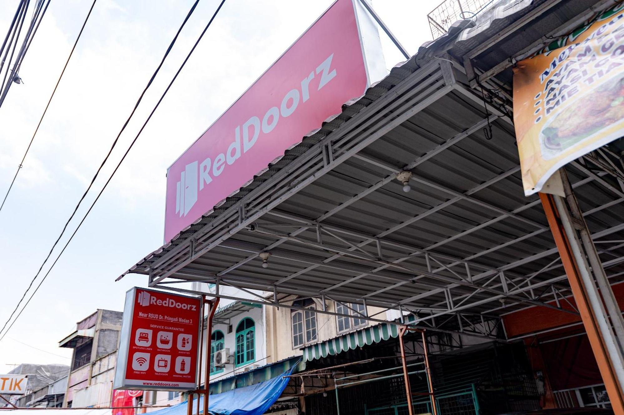 Reddoorz Near Rsud Dr Pringadi Medan 3 Hotel Luaran gambar